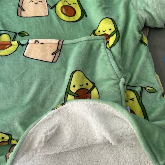 The Oodie. NEW. One size. Comes with carrying pouch - Picture 4 of 4